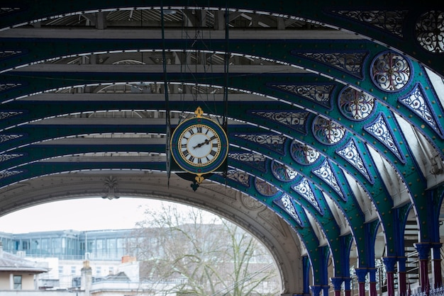 Widok ozdobnego zegara w londynie