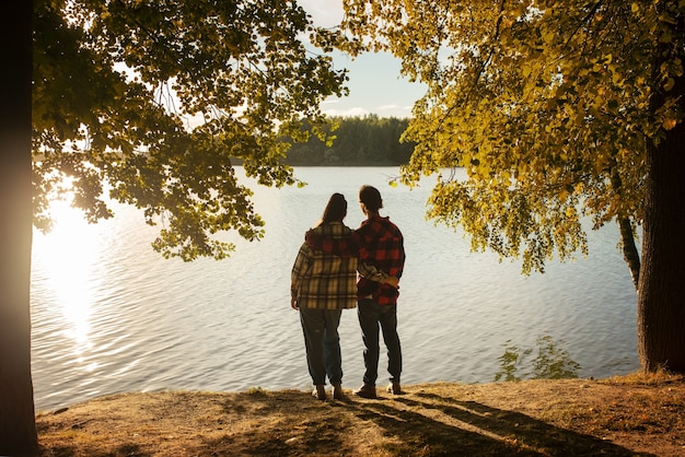 Widok partnerów trzymających się z tyłu