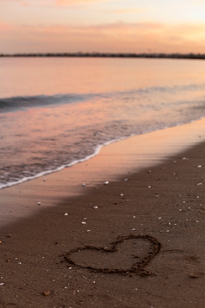 Bezpłatne zdjęcie widok piasku na plaży w lecie z napisaną w nim wiadomością