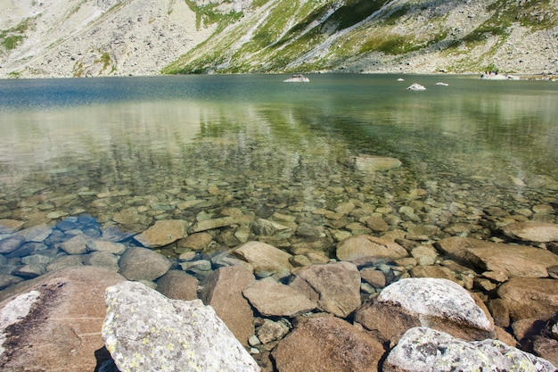 Widok piękny jezioro w lato górach