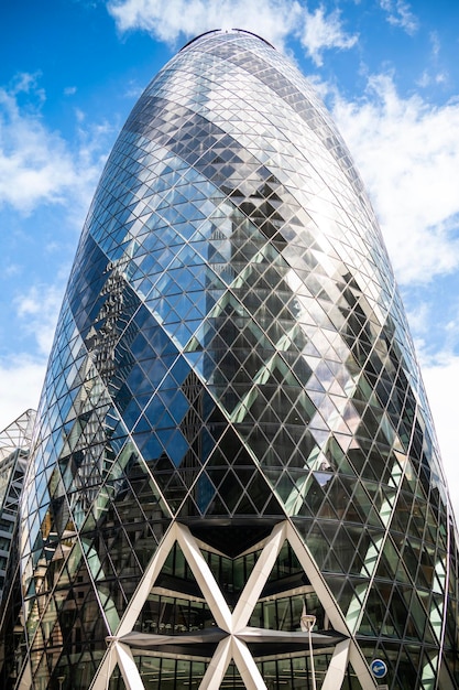 Bezpłatne zdjęcie widok pionowy dzielnicy finansowej london city z wieżowcem st mary axe w wielkiej brytanii