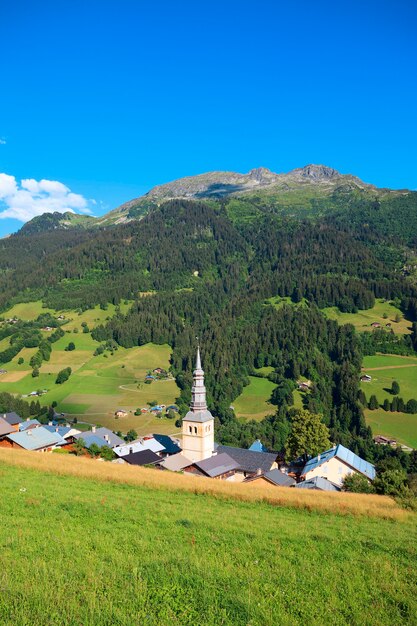 Widok pionowy francuskiej miejscowości w Alpach