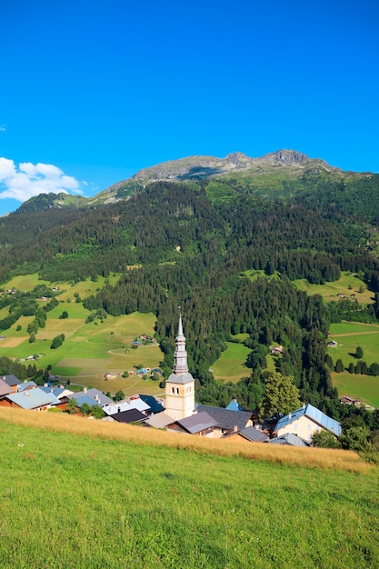 Widok pionowy francuskiej miejscowości w Alpach