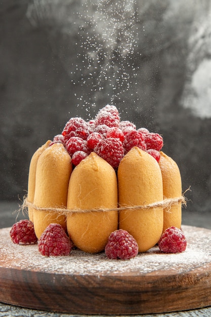 Bezpłatne zdjęcie widok pionowy miękkie ciasto z owocami na herbatę na brązowej tacy na szarym tle