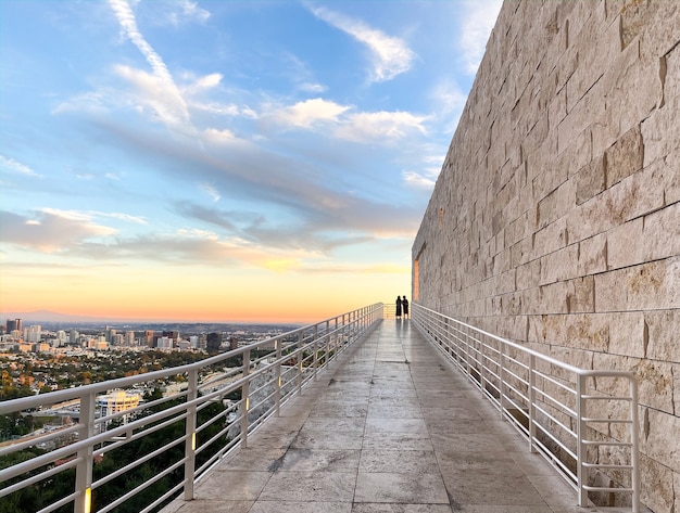 Bezpłatne zdjęcie widok podczas zachodu słońca w getty center w los angeles