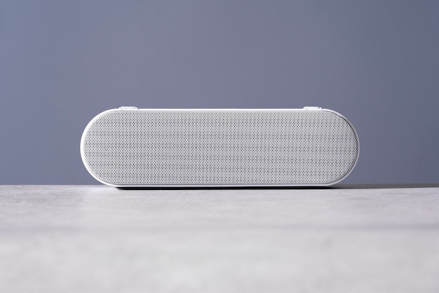 Widok poziomego głośnika Bluetooth o prostym i minimalistycznym nowoczesnym wyglądzie