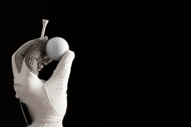 Bezpłatne zdjęcie widok ręki z rękawiczką trzymającą piłkę golfową