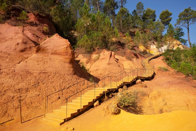 Widok schodów w ocres de roussillon we Francji