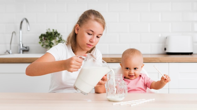 Widok sióstr w kuchni z przodu