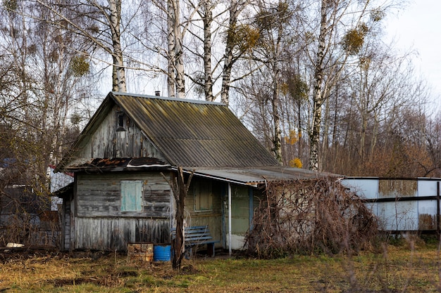 Widok starego i opuszczonego domu w przyrodzie
