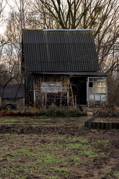 Widok starego i opuszczonego domu w przyrodzie