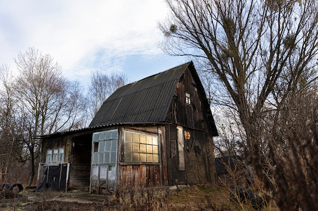 Widok starego i opuszczonego domu w przyrodzie