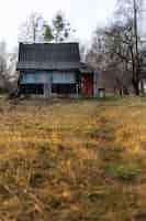 Bezpłatne zdjęcie widok starego i opuszczonego domu w przyrodzie