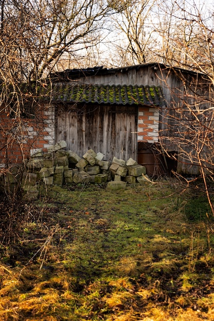 Bezpłatne zdjęcie widok starego i opuszczonego domu w przyrodzie