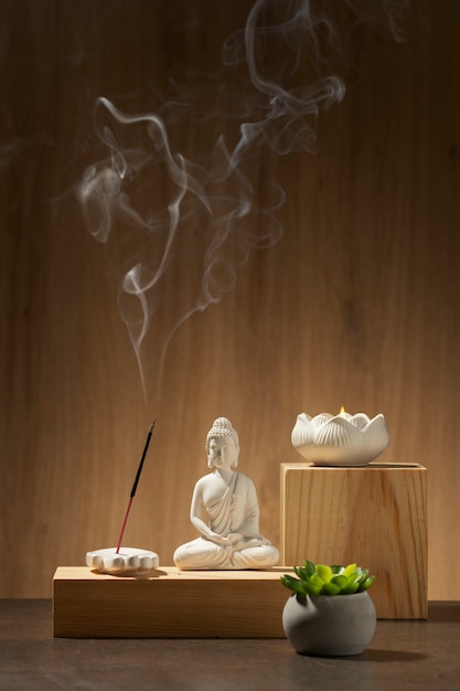 Bezpłatne zdjęcie widok statuetki buddy z kadzidłem