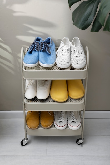 Bezpłatne zdjęcie widok stojaka na buty do układania pary butów