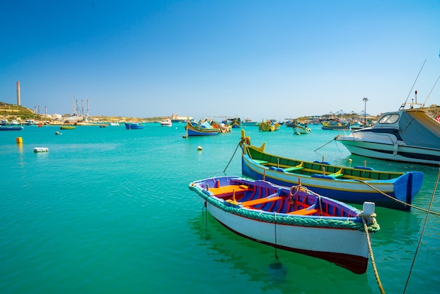 Widok tradycyjnych łodzi rybackich luzzu w porcie Marsaxlokk na Malcie