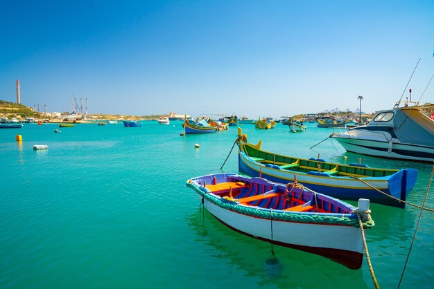 Widok tradycyjnych łodzi rybackich luzzu w porcie Marsaxlokk na Malcie