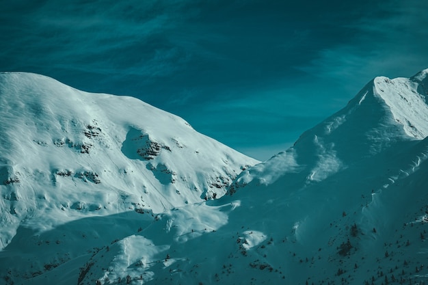 Widok turysty na szczyty górskie pokryte śniegiem