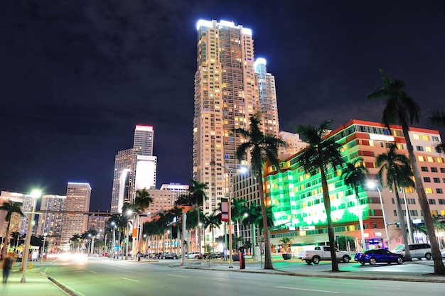 Widok ulicy centrum Miami w nocy z hotelami.
