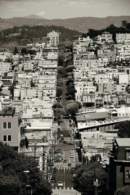 Widok ulicy San Francisco na wzgórza widziane ze szczytu Lombard Street