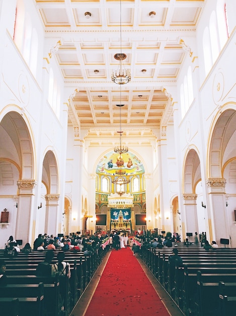 Widok wnętrza kościoła podczas ceremonii ślubnej