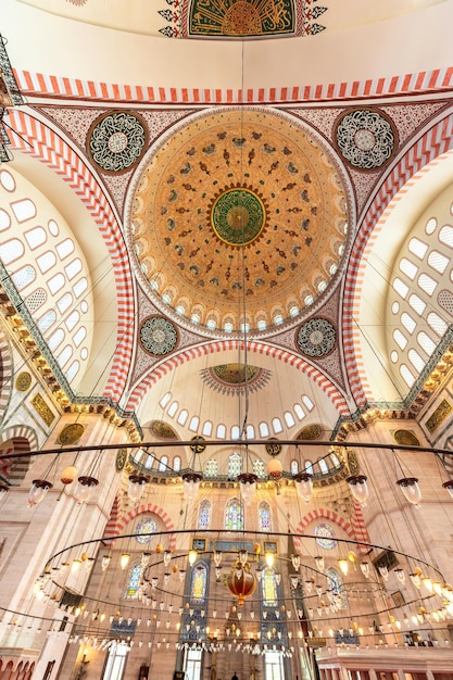 Bezpłatne zdjęcie widok wnętrza meczetu sulejmana wspaniałego w stambule, turcja