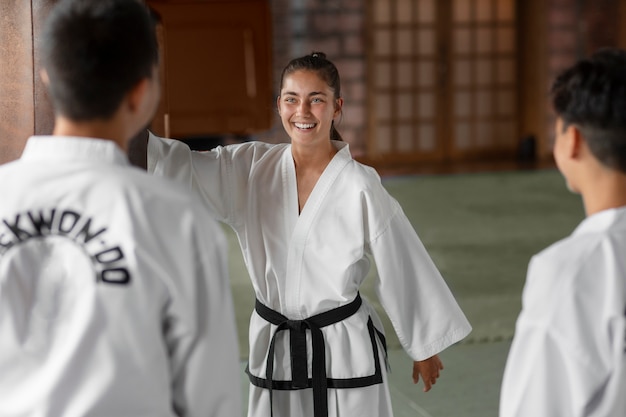 Bezpłatne zdjęcie widok z boku azjatów ćwiczących taekwondo