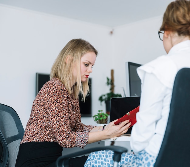 Widok z boku businesswoman czytania pamiętnika