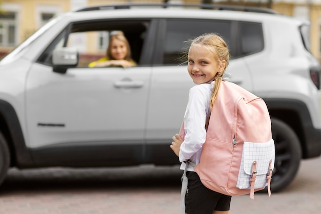 Bezpłatne zdjęcie widok z boku buźka dziewczyna idzie do szkoły