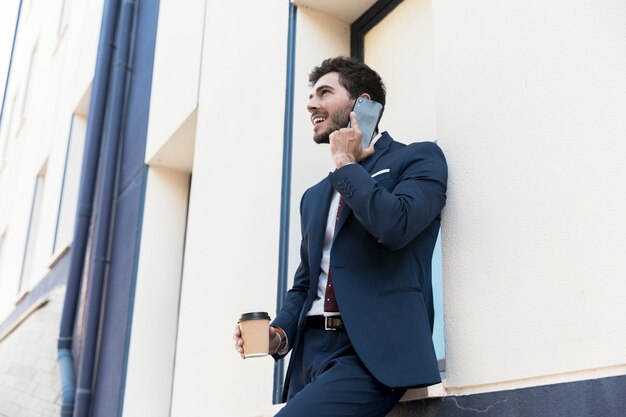 Widok z boku buźkę mężczyzna rozmawia przez telefon