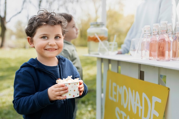 Widok z boku buźki z popcornem