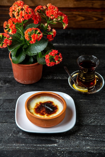 Bezpłatne zdjęcie widok z boku creme brulee