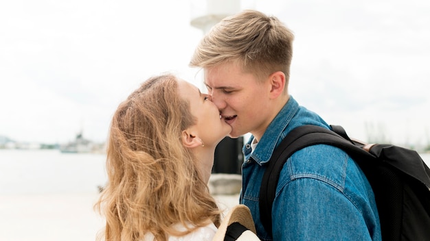 Bezpłatne zdjęcie widok z boku cute para całuje