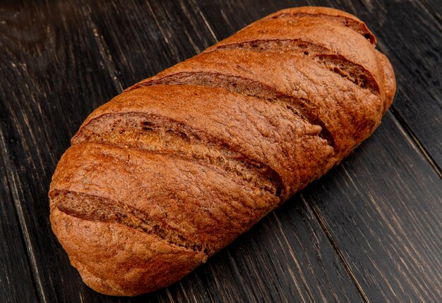 widok z boku czarnego chleba na drewniane tła