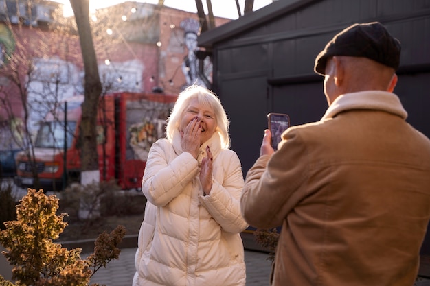 Bezpłatne zdjęcie widok z boku człowieka fotografowania kobiety