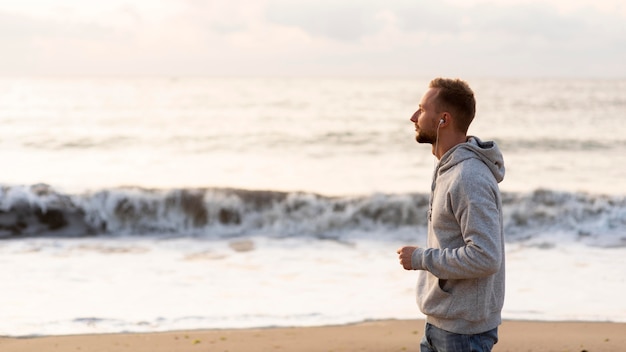 Widok z boku człowieka jogging na plaży