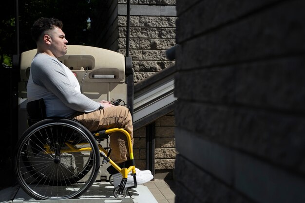 Widok z boku człowieka na wózku inwalidzkim
