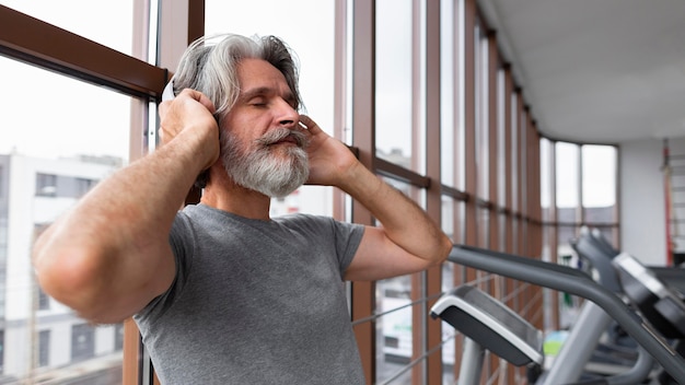 Bezpłatne zdjęcie widok z boku człowieka noszącego słuchawki