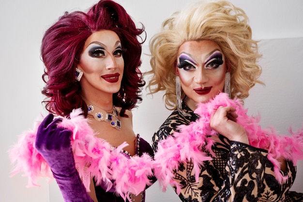 Widok z boku drag queens pozują razem