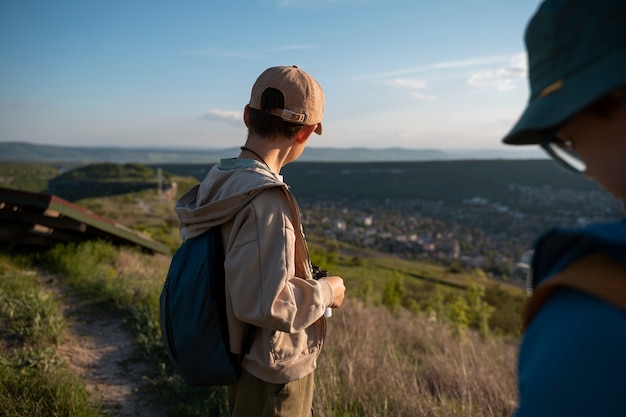 Widok z boku dzieci odkrywające środowisko naturalne