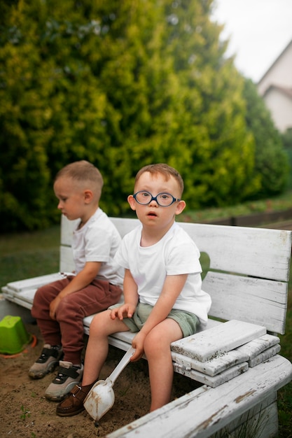 Widok Z Boku Dzieci Siedzące Na ławce