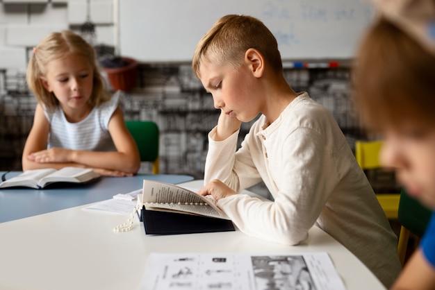 Widok Z Boku Dzieci Uczące Się W Niedzielnej Szkole