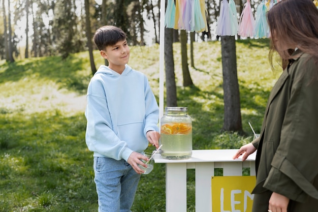 Widok z boku dziewczyna kupująca lemoniadę
