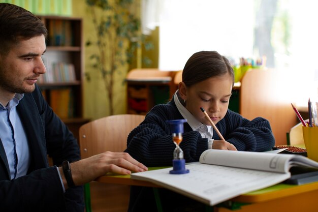 Bezpłatne zdjęcie widok z boku dziewczyna ucząca się matematyki w szkole