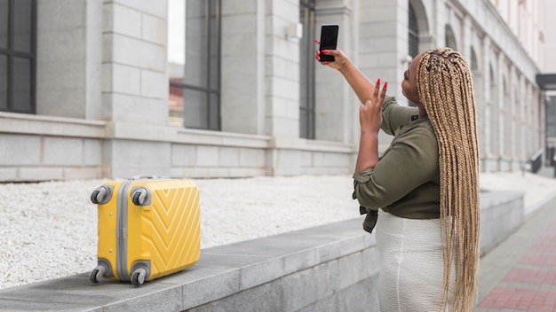 Widok z boku kobieta biorąc selfie podczas podróży z miejsca na kopię