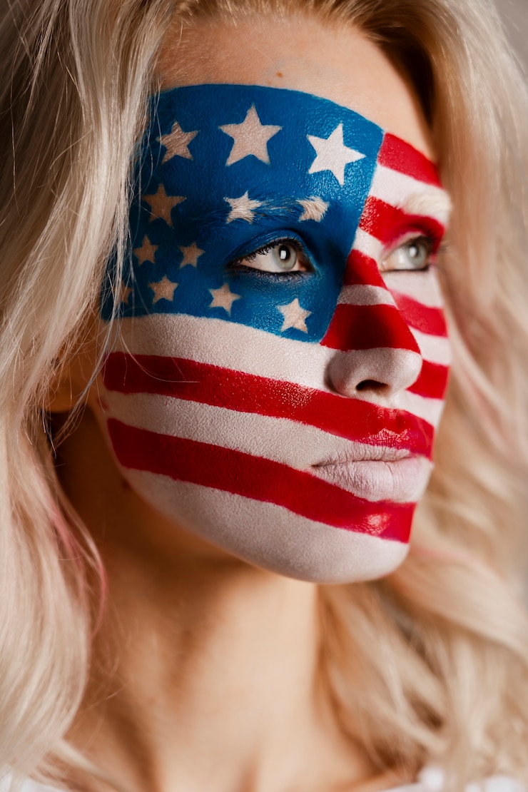 Bezpłatny plik Zdjęcie widok z boku kobieta pozuje z usa makeup