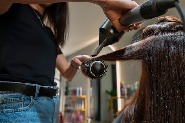 Bezpłatne zdjęcie widok z boku kobieta w salonie fryzjerskim