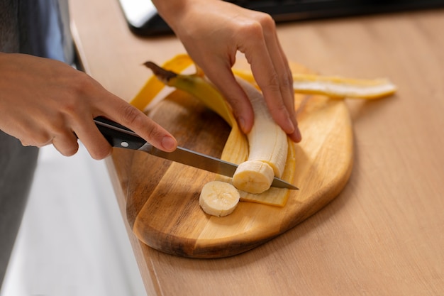 Bezpłatne zdjęcie widok z boku kobieta z plasterkami banana