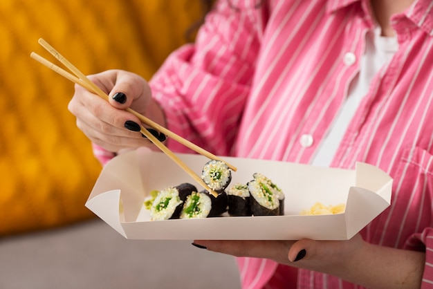 Bezpłatne zdjęcie widok z boku kobieta z sushi